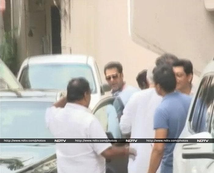 At Salman Khan\'s Eid Party, Shah Rukh\'s Fan Co-Star