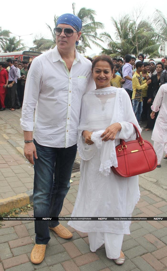 At Salman Khan\'s Eid Party, Shah Rukh\'s Fan Co-Star
