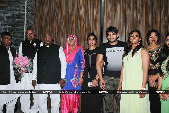 आमिर खान की बर्थडे पार्टी में पहुंचे शाहरुख खान और <i>दंगल</i> परिवार