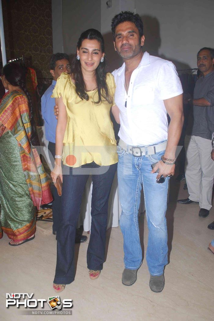 Mana Shetty with hubby Suniel.