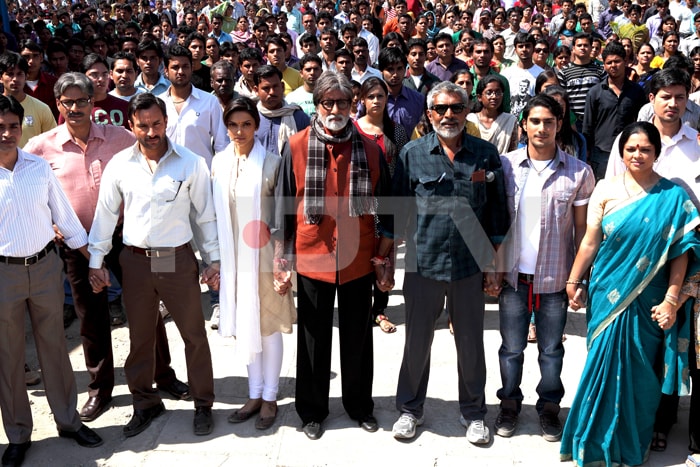 Stills of Big B, Saif, Deepika in Aarakshan