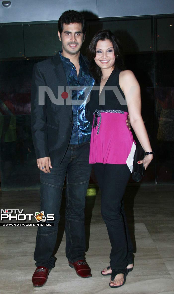 Deepshikha Nagpal poses with her <i>Yeh Dooriyan</i> co-star Keshav Arora.