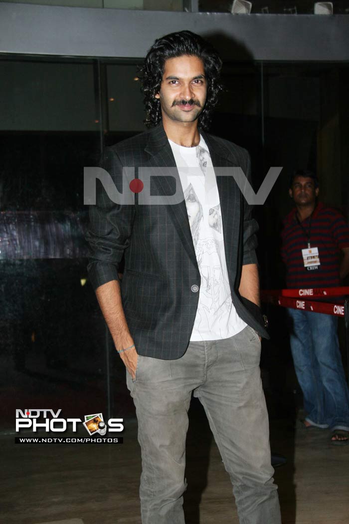 We can't help but wonder at Purab Kohli's new look. A remake of <i>Mangal Pandey</i> in the offing?