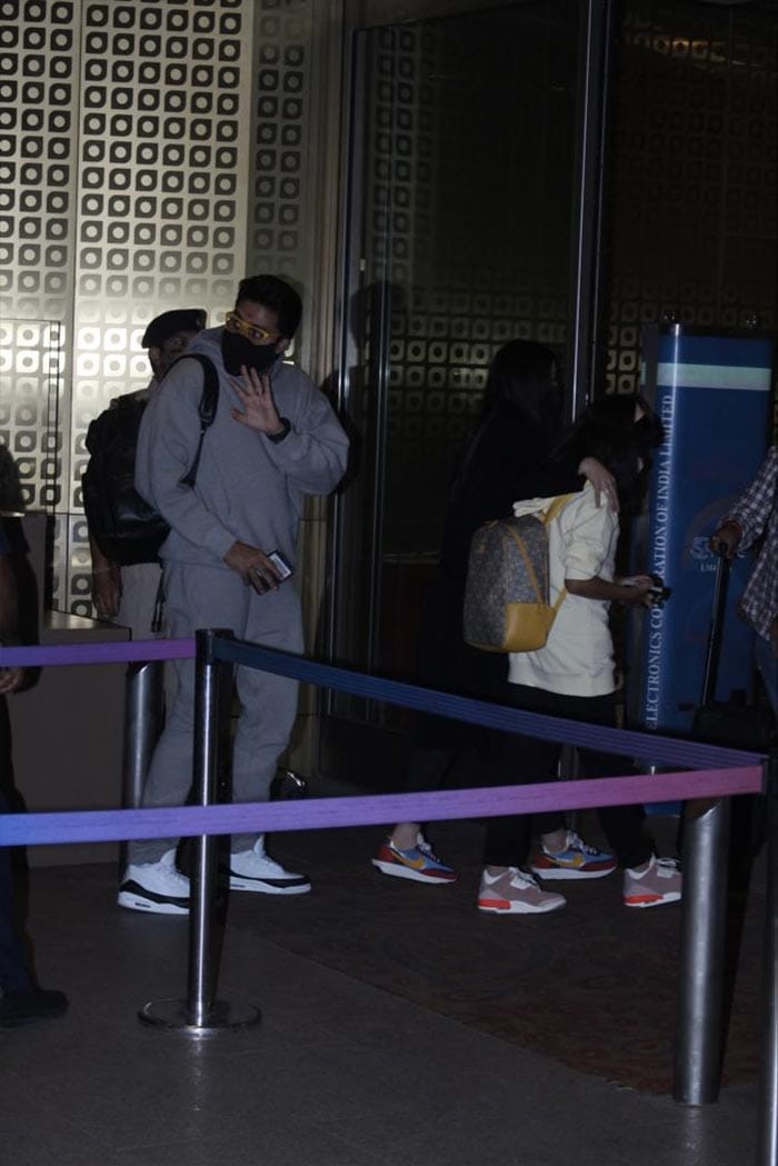 Before entering the airport, Abhishek Bachchan waved at the paparazzi.