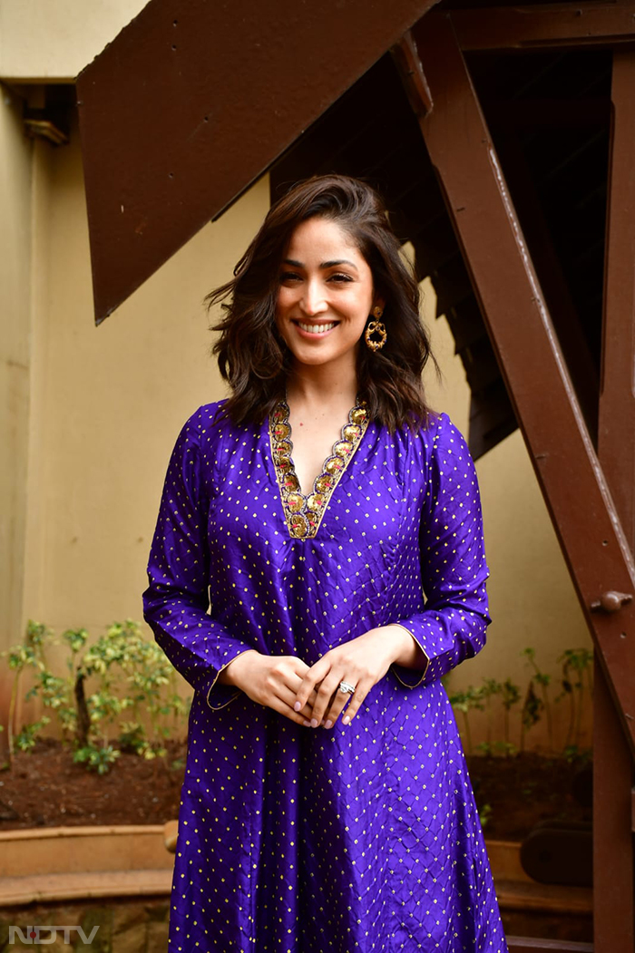 Yami Gautam looked gorgeous in a violet kurta at the promotional event of <i>OMG 2</i>. (Image Courtesy: Varinder Chawla)