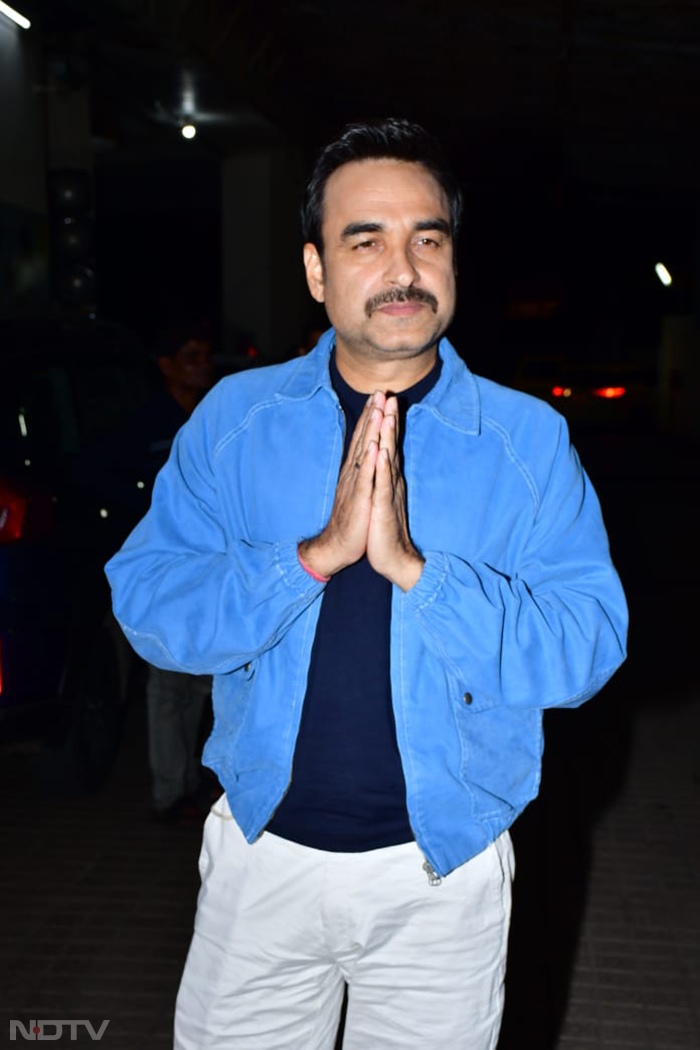 Later in the evening Pankaj Tripathi greeted the paparazzi at the special screening of <i>OMG 2</i>. (Image Courtesy: Varinder Chawla)