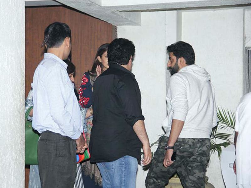 Photo : Sibling Revelry: Shweta And Abhishek Catch Up With Old Friends