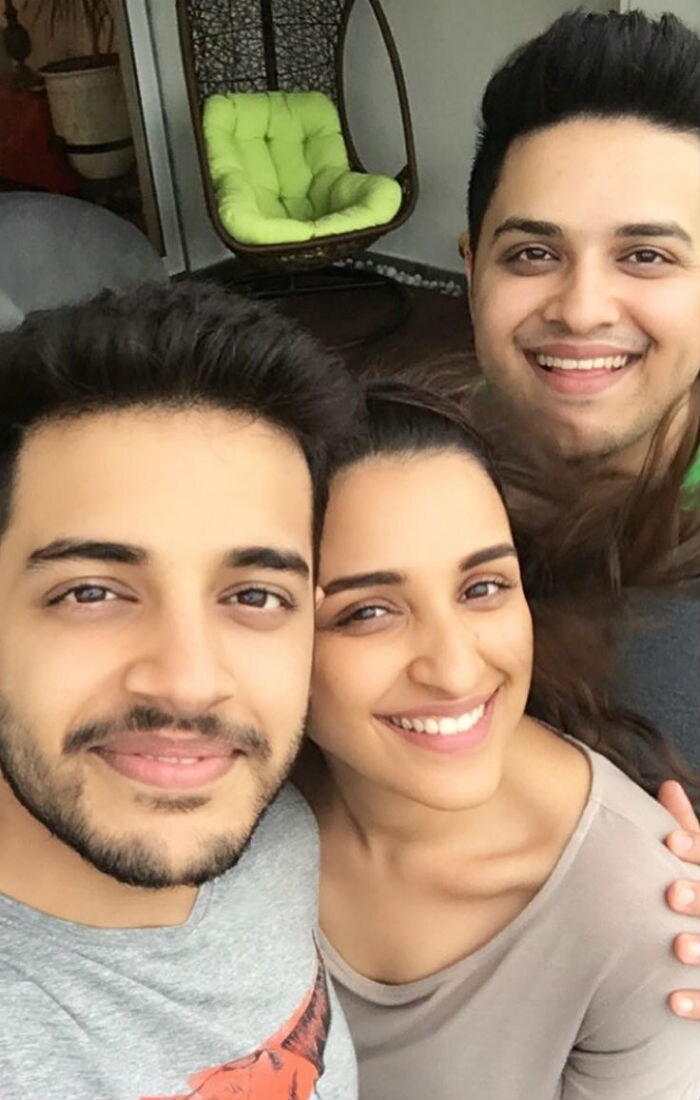 Parineeti Chopra chilled out with her younger brothers on Rakhi. <br><br> This image was posted on Instagram by <a href="https://www.instagram.com/p/BXexayxDf_p/?hl=en&taken-by=parineetichopra" target="_blank" rel="nofollow" >Parineeti Chopra</a>