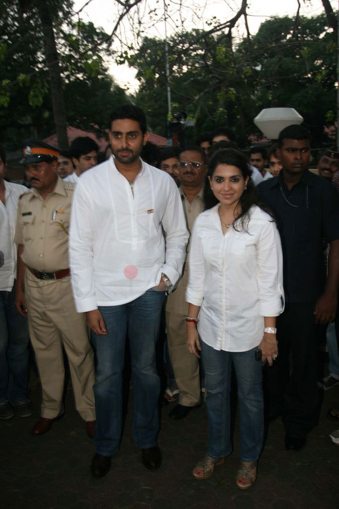 Abhi, Sonakshi pay tribute to 26/11 martyrs