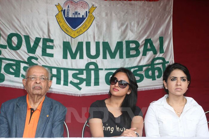 Abhi, Sonakshi pay tribute to 26/11 martyrs