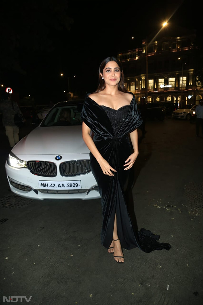 About Last Night - Kriti Sanon Came And Conquered This Event