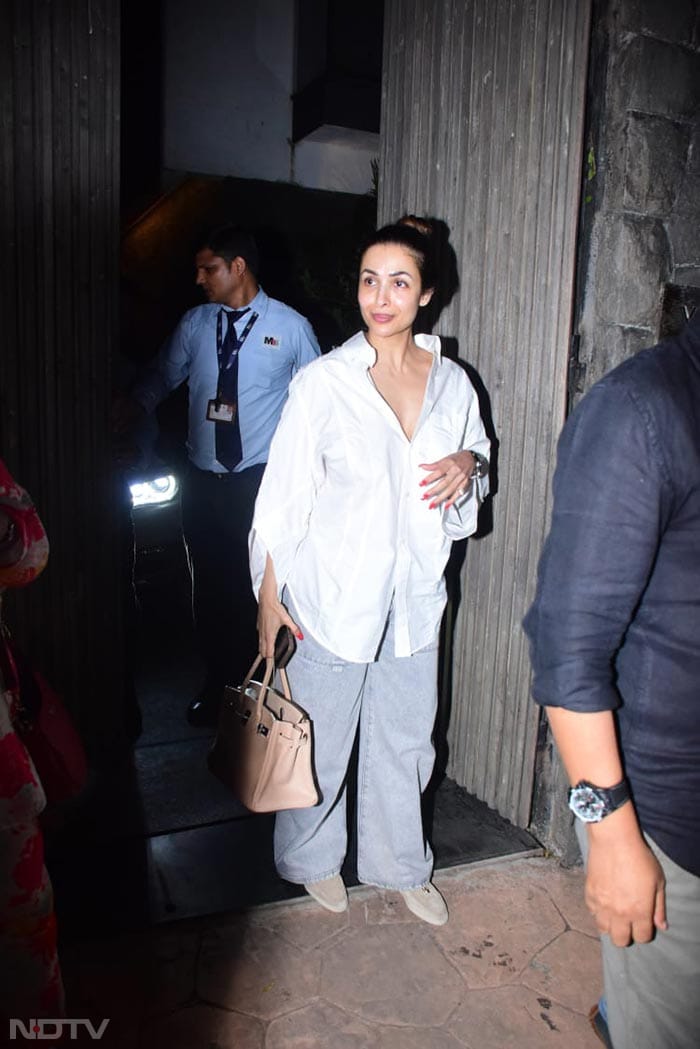 Malaika Arora styled an oversized shirt with baggy jeans. (Image courtesy-Varinder Chawla)