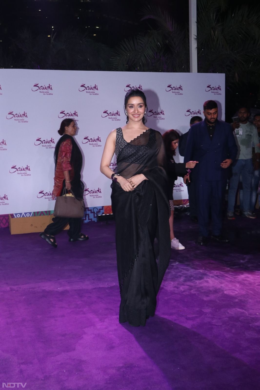 Shraddha Kapoor was a vision in a black <i>saree</i>. (Image courtesy: Varinder Chawla)