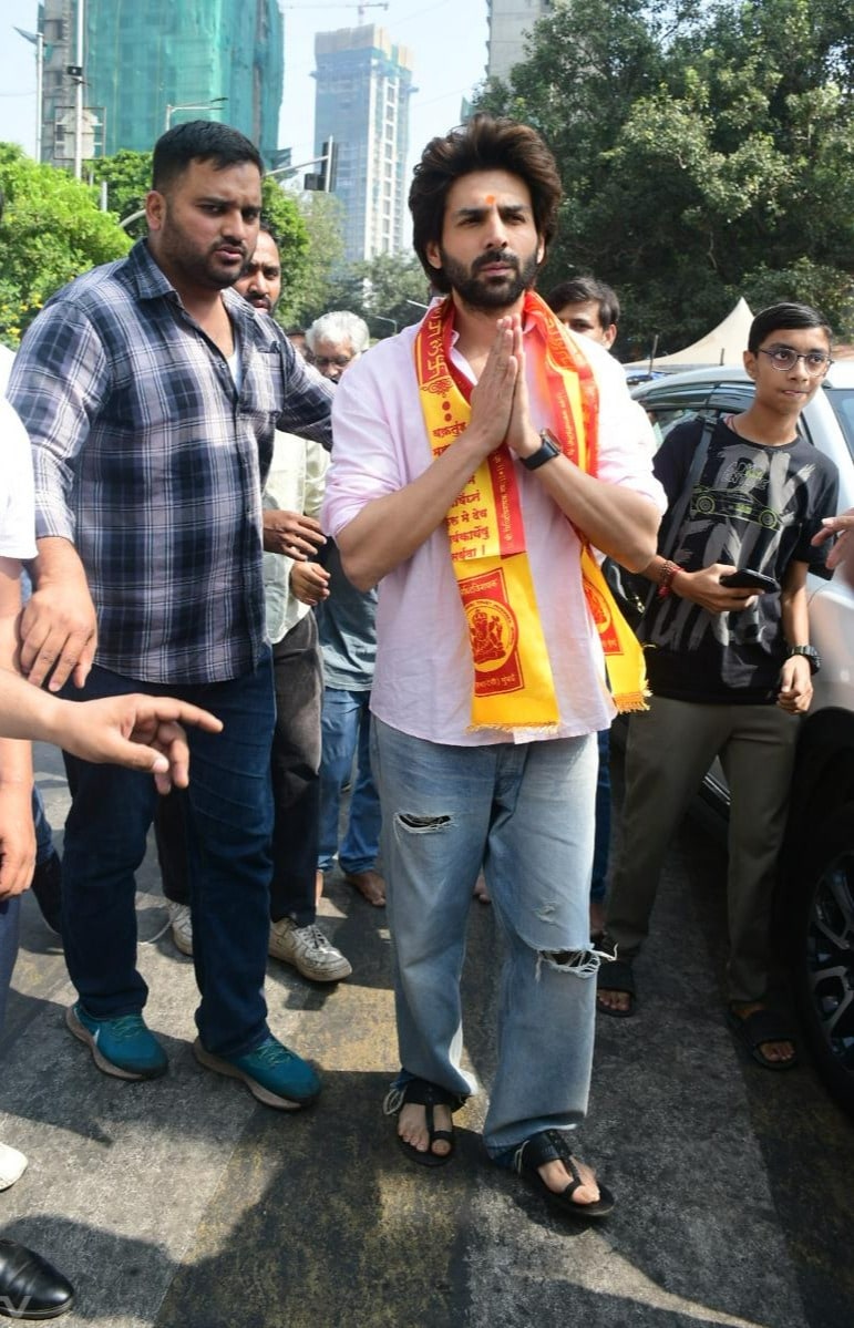 Kartik Aaryan visited Siddhivinayak Temple in Mumbai (Image Courtesy: Varinder Chawla)