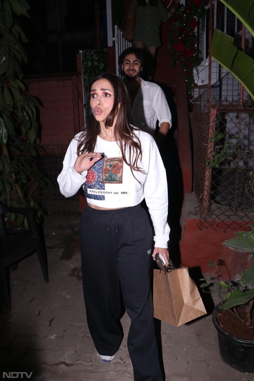 Malaika Arora was dressed in her casual best. (Image Courtesy: Varinder Chawla)