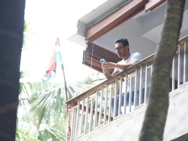 Photo : 'हर घर तिरंगा' अभियान का हिस्सा बने एक्टर आमिर खान, घर पर फहराया तिरंगा