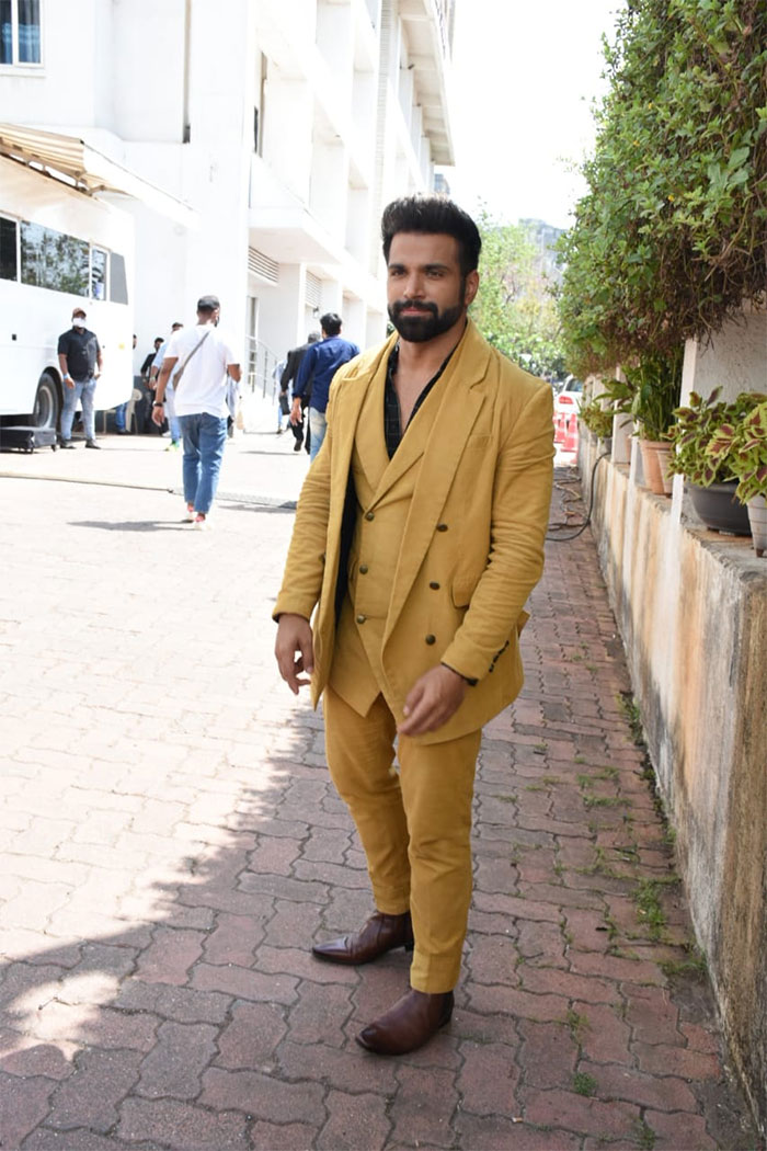 TV actor Ritwik Dhanjani was also pictured outside the sets of the show. Ritwik will be filling in as the host of the show as its regular host Aditya Narayan tested positive for COVID-19.