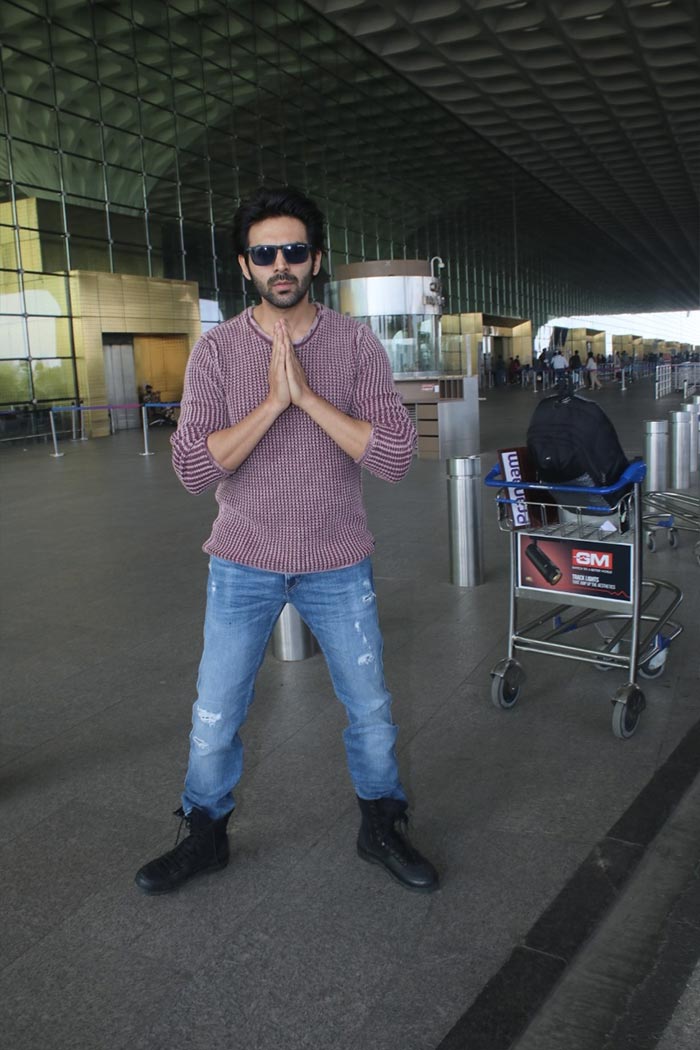 Kartik Aaryan was also spotted at the airport. He flew to Delhi for <i>Dhamaka</I> promotions.