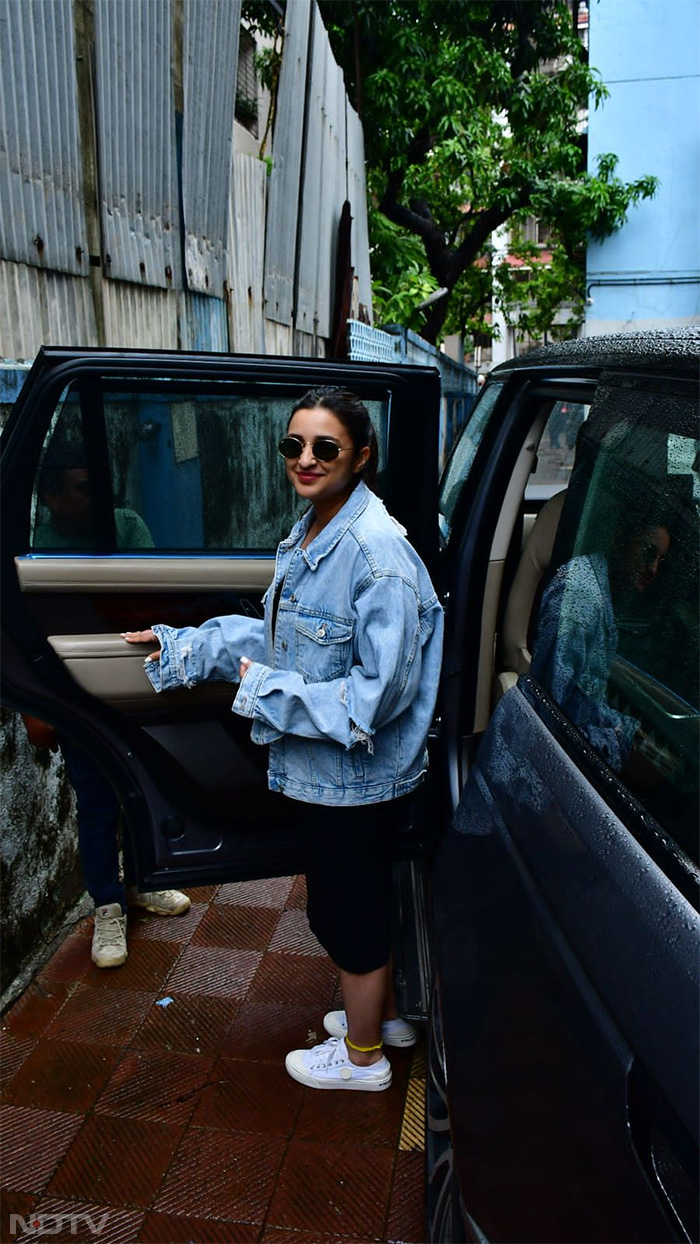 Parineeti Chopra greeted the paparazzi. (Image Courtesy: Varinder Chawla)