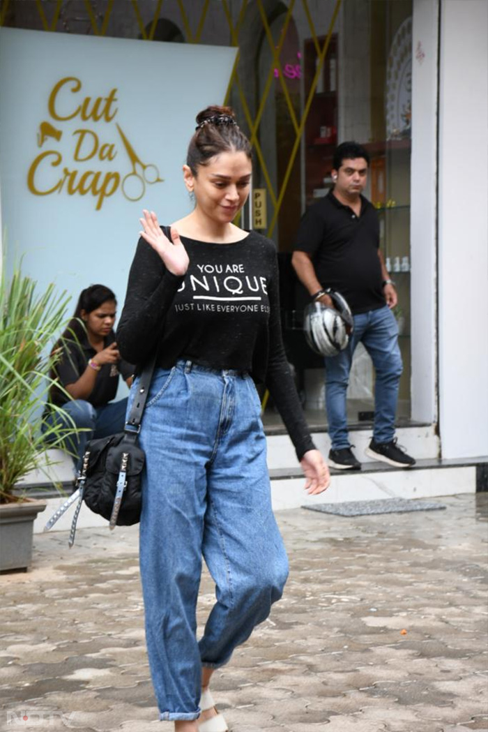 Aditi Rao Hydari was spotted in her casual best in Bandra. (Image Courtesy: Varinder Chawla)