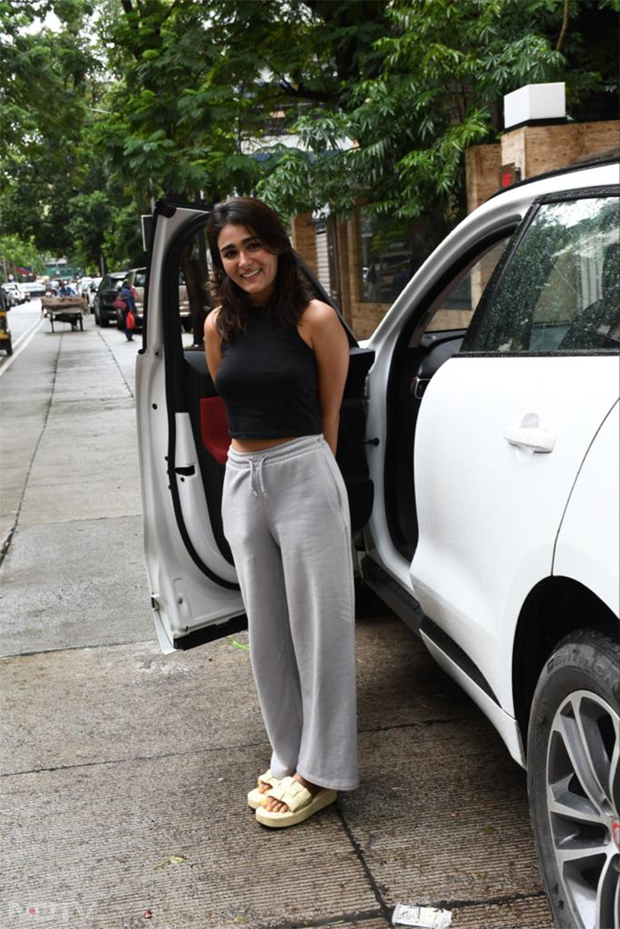 Shalini Panday posed adorably for the shutterbugs. (Image Courtesy: Varinder Chawla)