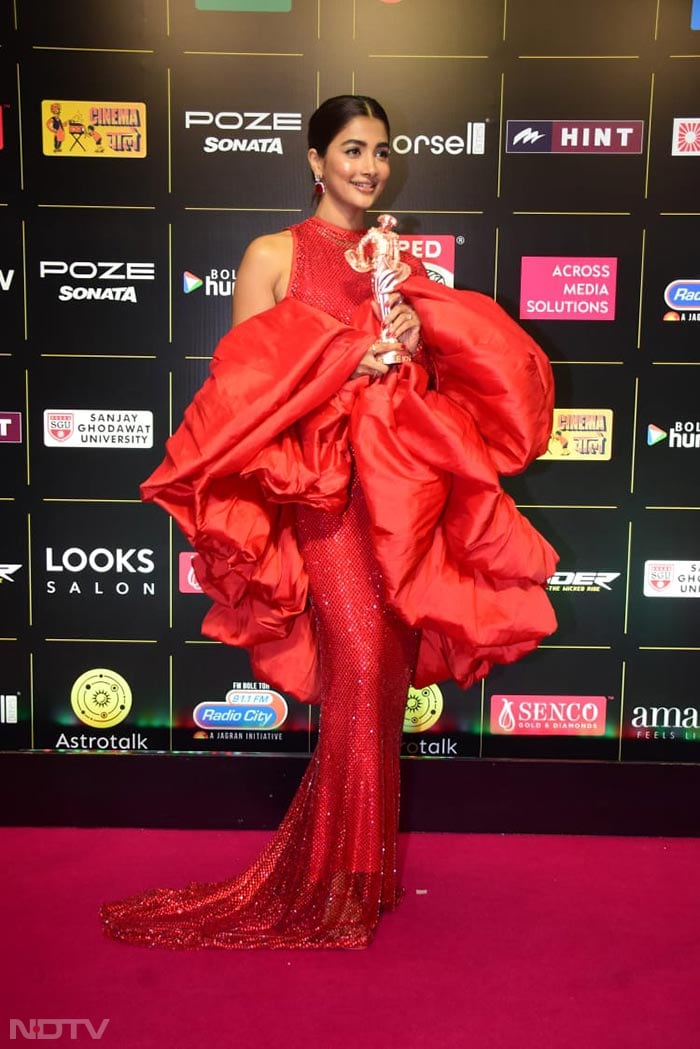 Pooja Hegde posed with the award for the lensman's. (Image courtesy-Varinder Chawla)