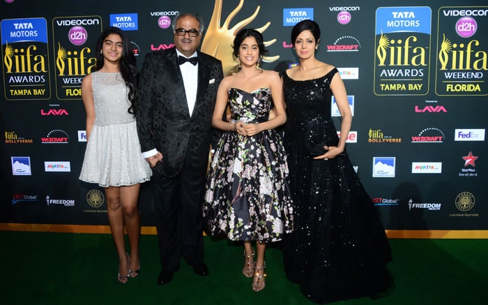 Sridevi and Boney Kapoor posed on the green carpet with daughters Jhanvi and Khushi.