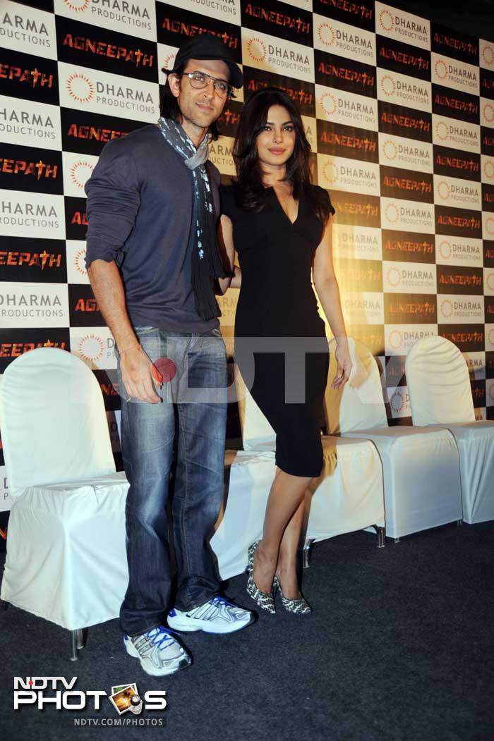 Hrithik, Priyanka pose together.