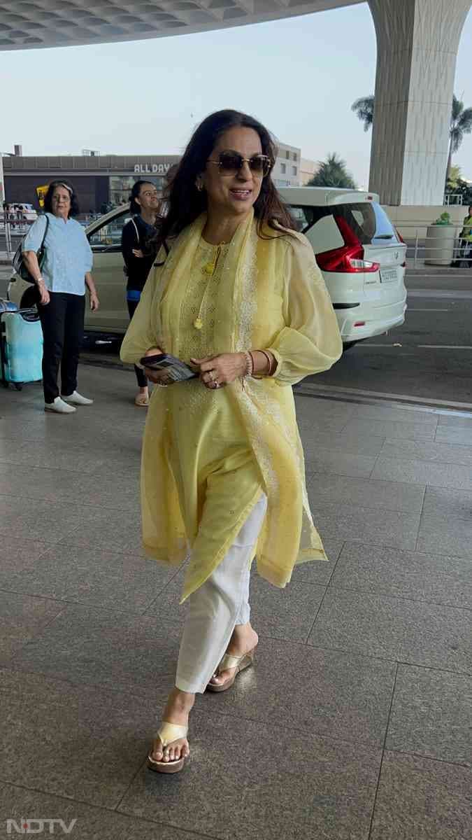 Juhi Chawla chose a simple kurta for the airport. (Image Courtesy: Varinder Chawla)