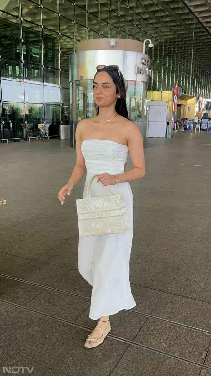 Manushi Chhillar was a vision in white. (Image Courtesy: Varinder Chawla)