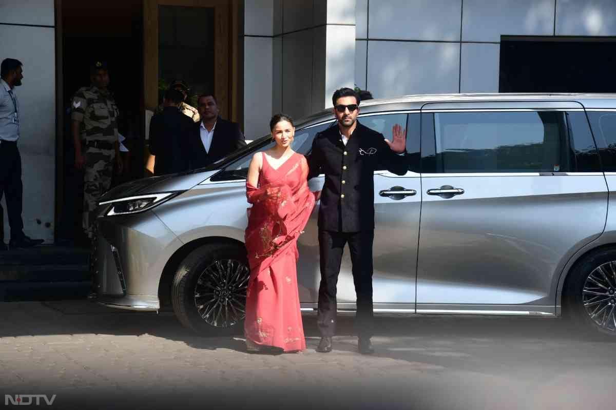 Alia Bhatt and Ranbir Kapoor posed for a picture-perfect frame. (Image Courtesy: Varinder Chawla)