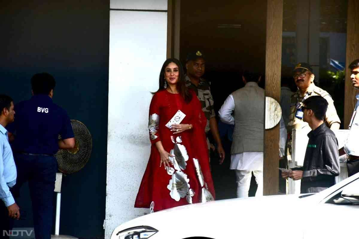 Kareena Kapoor chose red for the occasion. (Image Courtesy: Varinder Chawla)