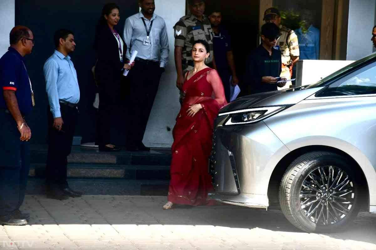 Alia Bhatt painted the town red and how. (Image Courtesy: Varinder Chawla)