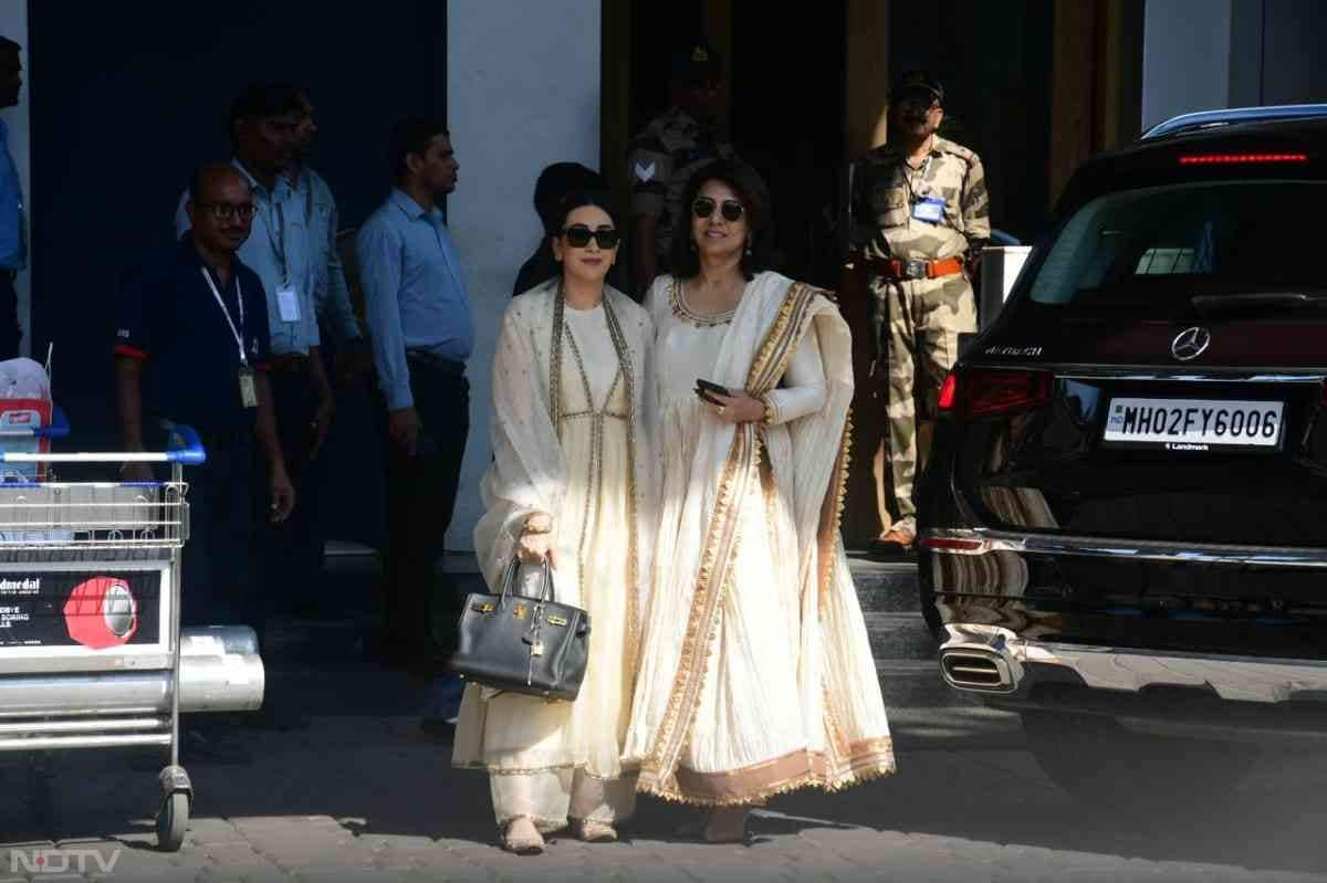 Neetu Kapoor and Karisma Kapoor twinned in white. (Image Courtesy: Varinder Chawla)