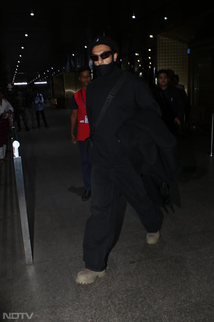 Ranveer Singh was pictured at the Mumbai airport on Wednesday. (Image courtesy-Varinder Chawla)