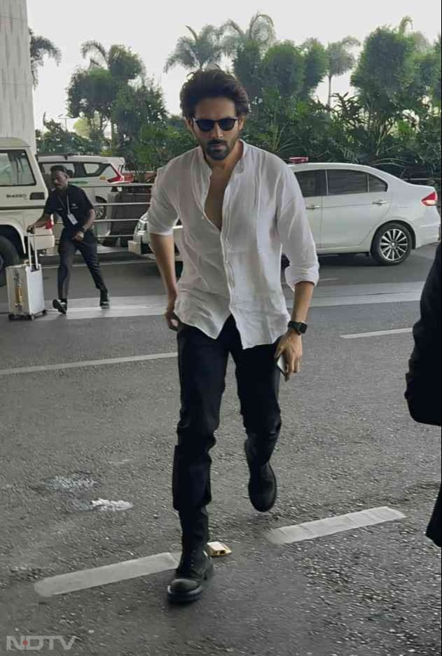 The <i>Bhool Bhulaiyaa 3</i> actor looked dapper in a shirt paired with pants (Image Courtesy: Varinder Chawla)