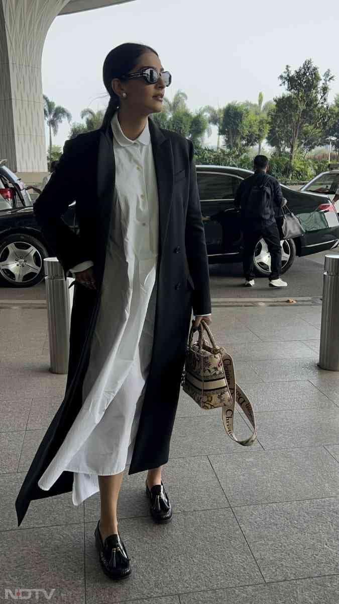 Ditching her gorgeous look, Sonam Kapoor was spotted in her casual best (Image Courtesy: Varinder Chawla)