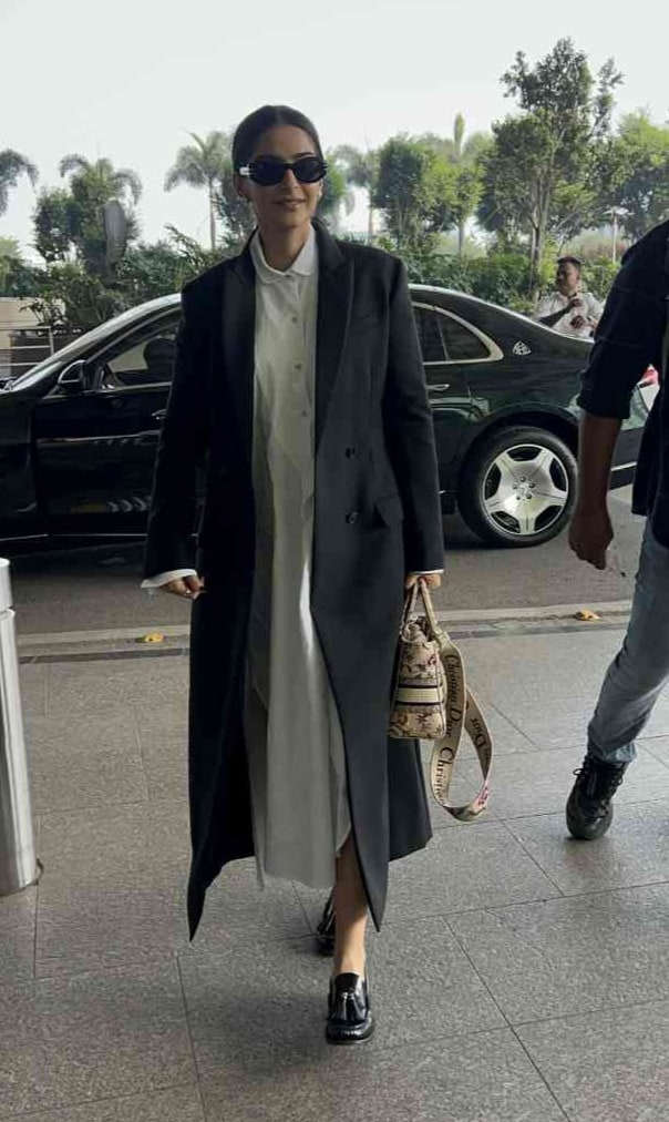 Sonam Kapoor flashed her best smile for the paparazzi (Image Courtesy: Varinder Chawla)