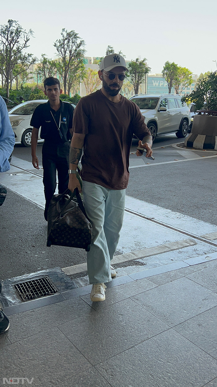 Virat Kohli kept his airport look casual and cool. (Image courtesy: Varinder Chawla)