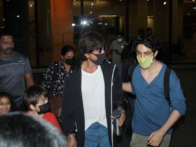 Photo : Airport Spotting: Shah Rukh Khan Pictured With Sons Aryan And AbRam