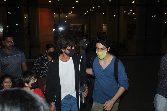 Airport Spotting: Shah Rukh Khan Pictured With Sons Aryan And AbRam