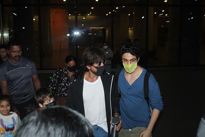 Airport Spotting: Shah Rukh Khan Pictured With Sons Aryan And AbRam