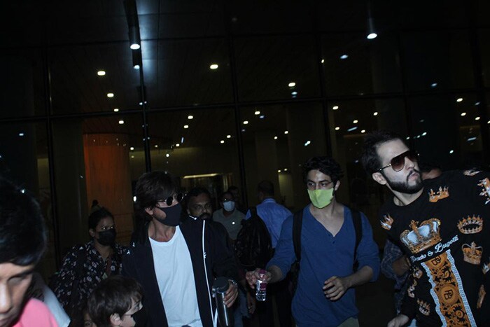 Airport Spotting: Shah Rukh Khan Pictured With Sons Aryan And AbRam