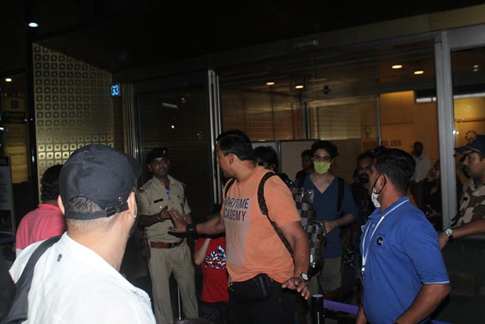 Airport Spotting: Shah Rukh Khan Pictured With Sons Aryan And AbRam