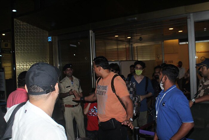 Airport Spotting: Shah Rukh Khan Pictured With Sons Aryan And AbRam