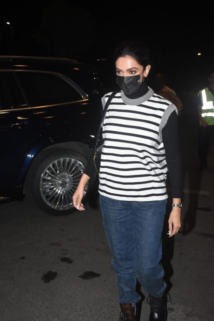 Airport Spotting: Deepika Padukone Pictured In Mumbai