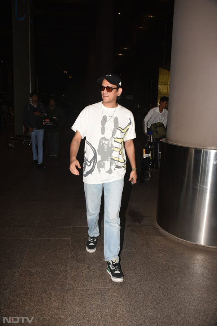 Vijay Varma happily posed for the paparazzi.  (Image courtesy: Varinder Chawla)