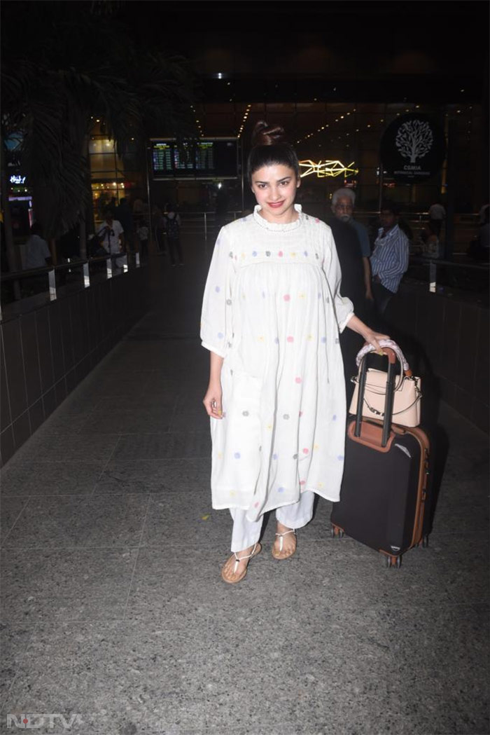 Airport Spotting: Aishwarya-Abhishek Out Of Mumbai, Juhi Chawla Into Jaisalmer