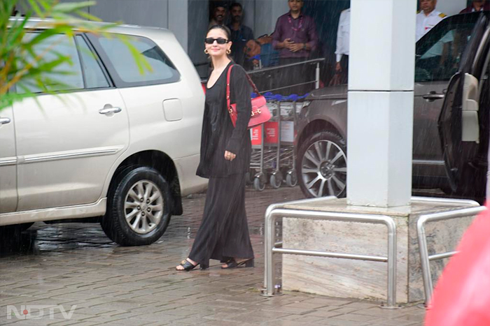 Alia Bhatt was pictured at the Mumbai airport on Wednesday. (Image courtesy: Varinder Chawla)