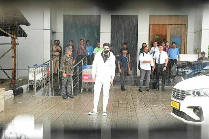 Alia's <i>Rocky Aur Rani Kii Prem Kahaani</i> co-star Ranveer Singh was also clicked at the airport. (Image courtesy: Varinder Chawla)